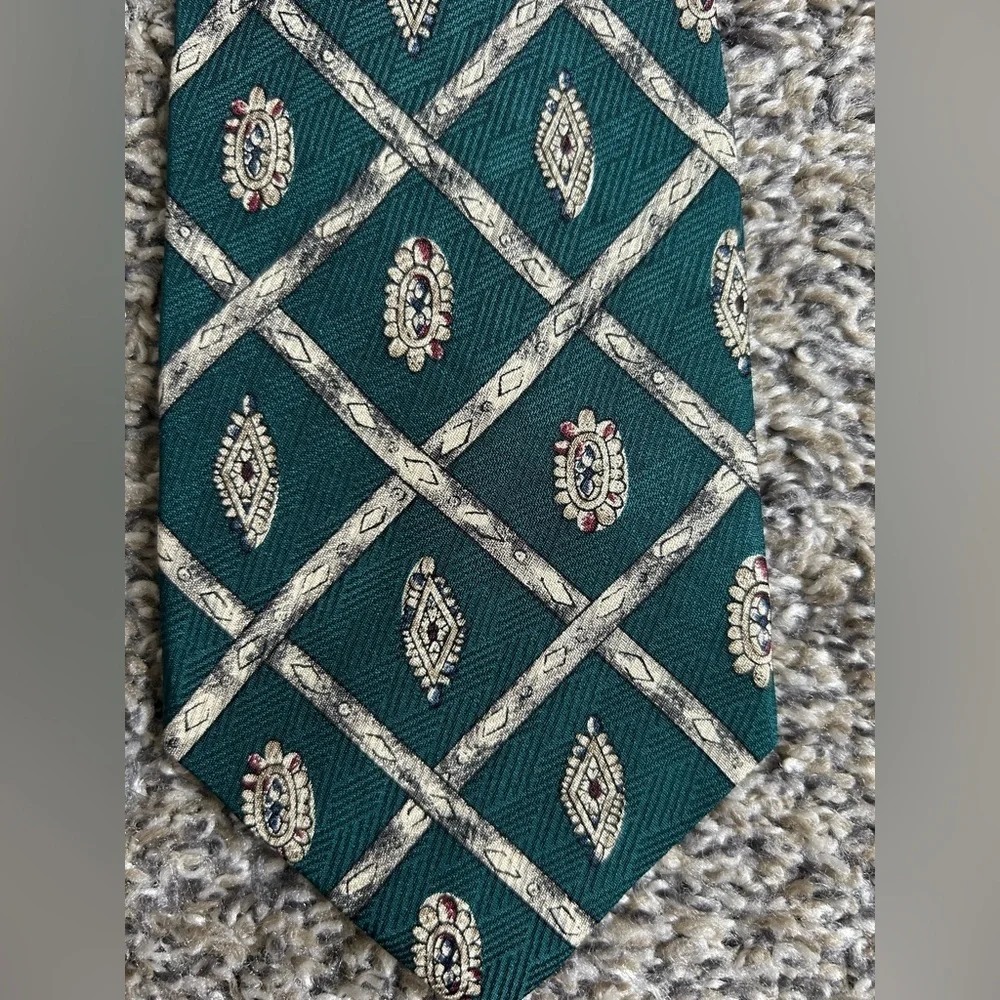 Claiborne vintage 100% Italian Silk tie